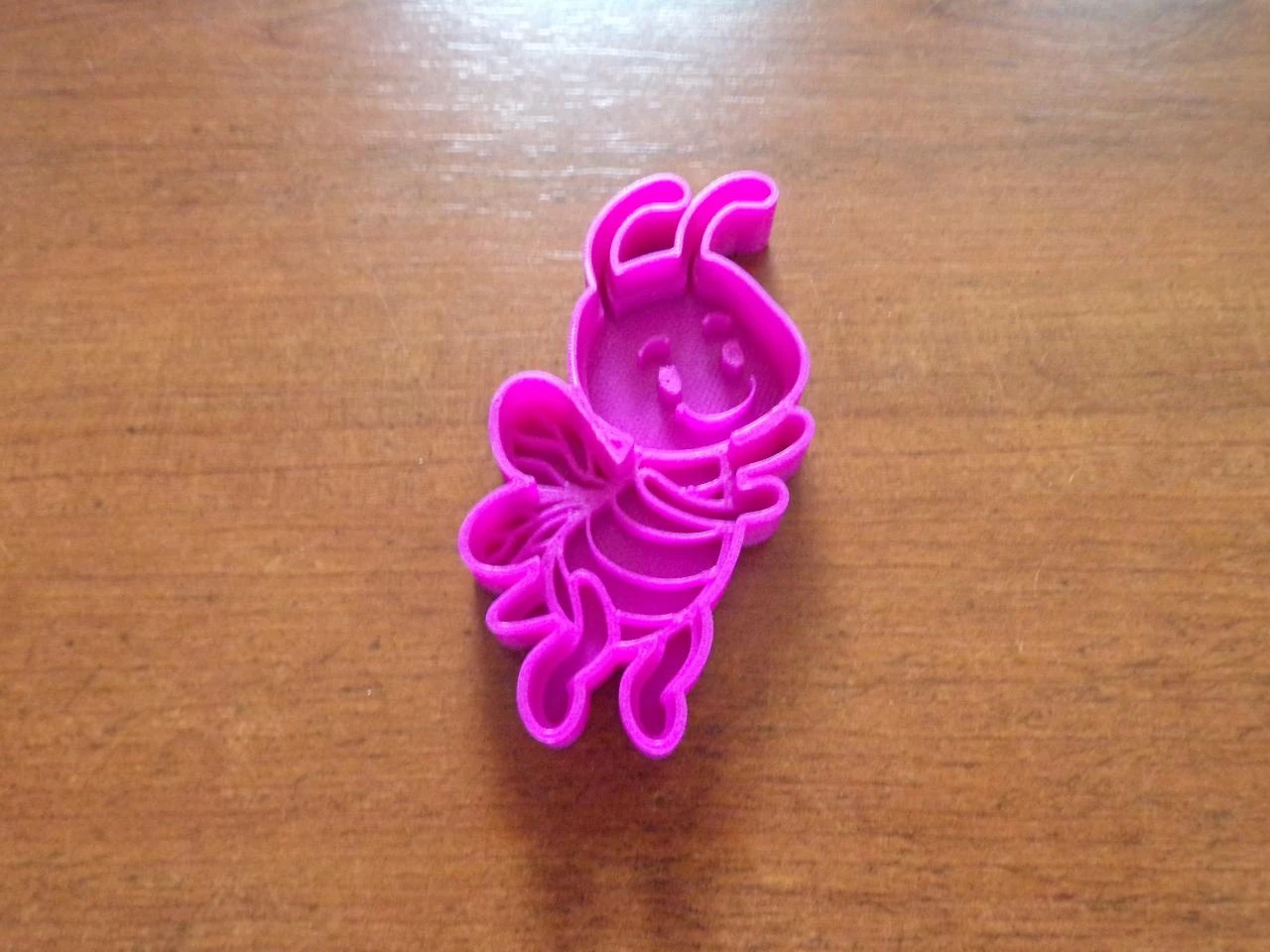 emporte pièce abeille 2 imprimé 3D PLA 8 x 4,2 x 1 cm environ